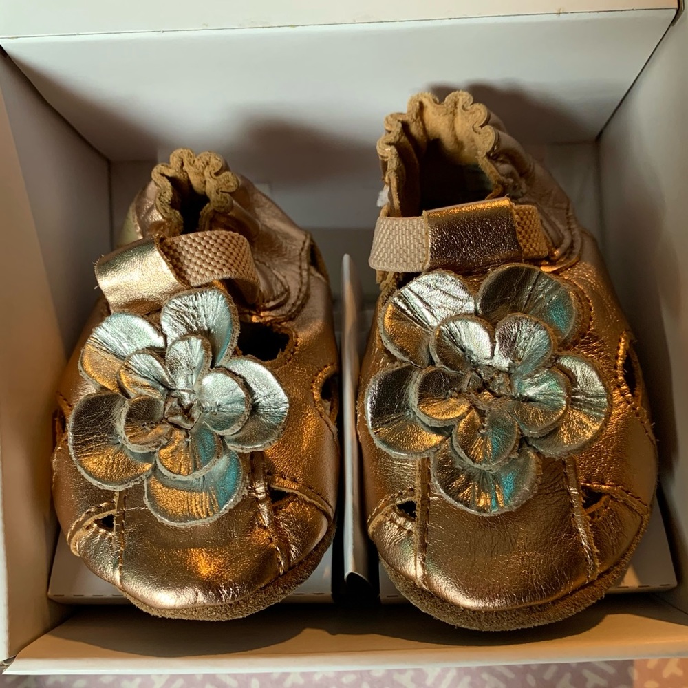 Robeez 0-6mo rose gold metallic sandals